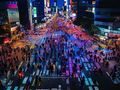 东京涩谷十字路口人潮涌动，五彩霓虹映照，代表日本一区二区中一区最具活力的年轻文化地标