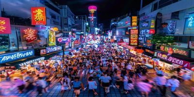 大阪道顿堀霓虹夜市，人潮涌动，代表日本一区二区中的二区商业繁华景象